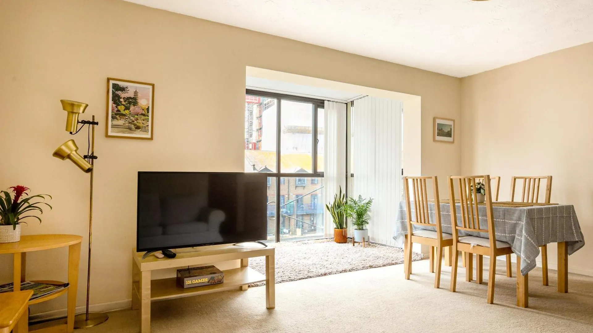 Cosy 1BR in Canary Wharf with Balcony 10min Tube London Apartment
