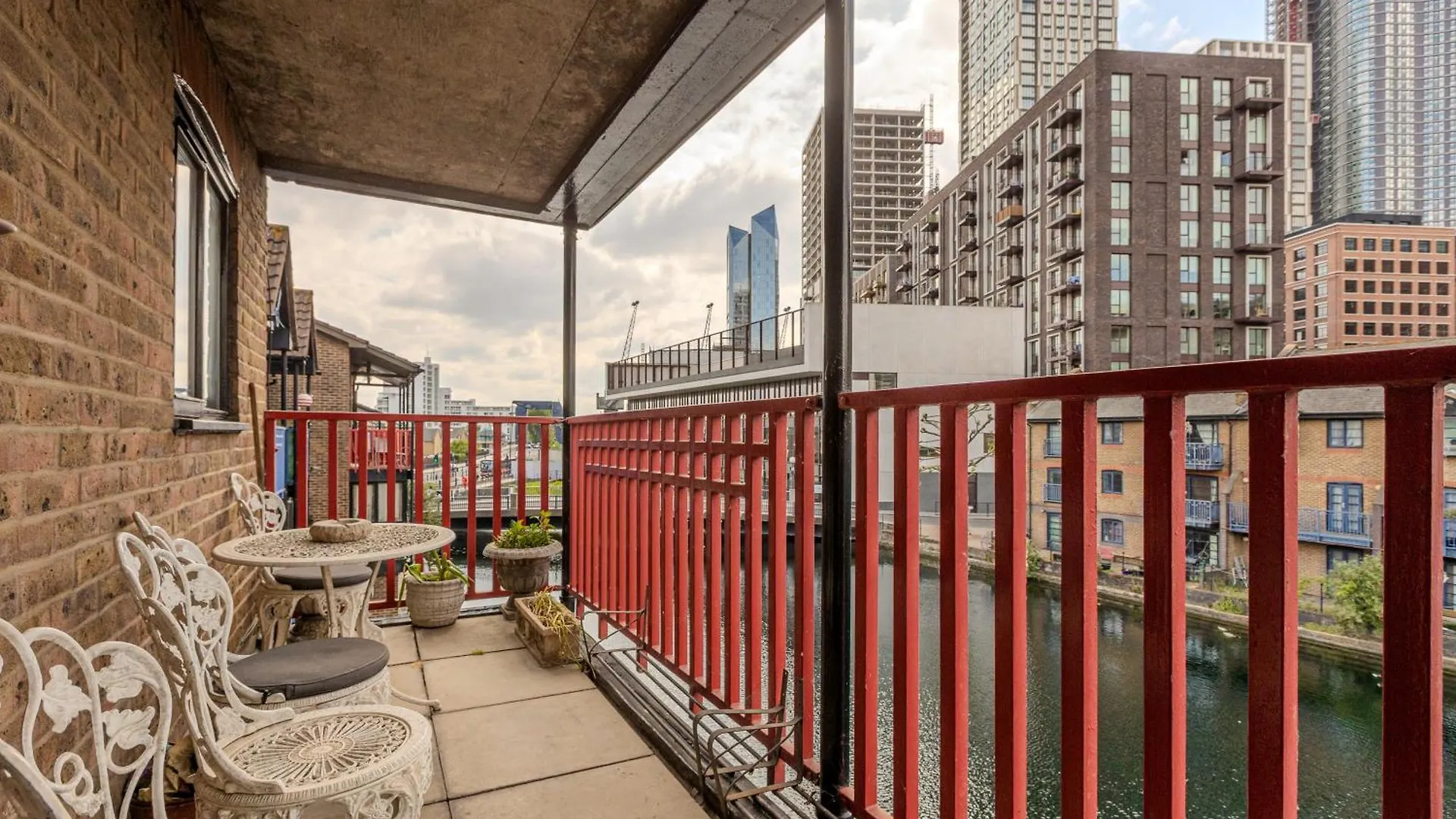 Cosy 1BR in Canary Wharf with Balcony 10min Tube London