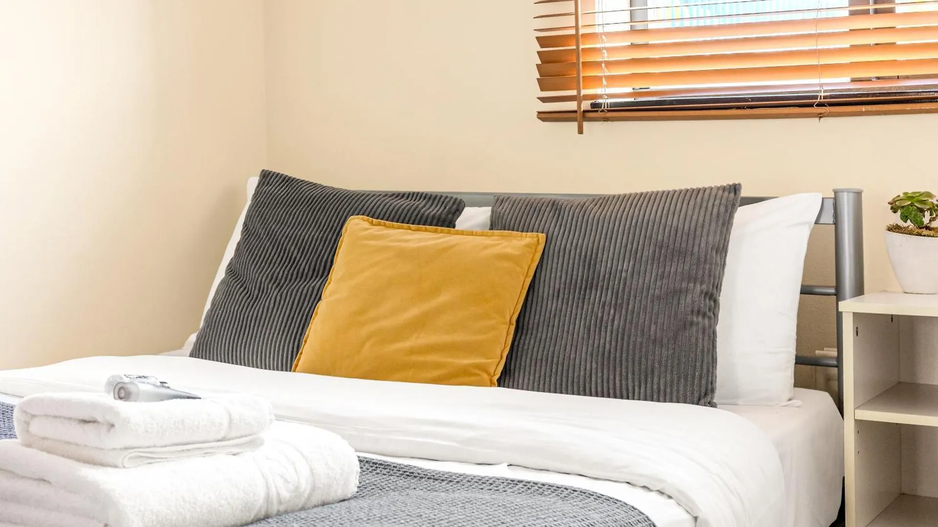 Cosy 1BR in Canary Wharf with Balcony 10min Tube London 0*,  United Kingdom