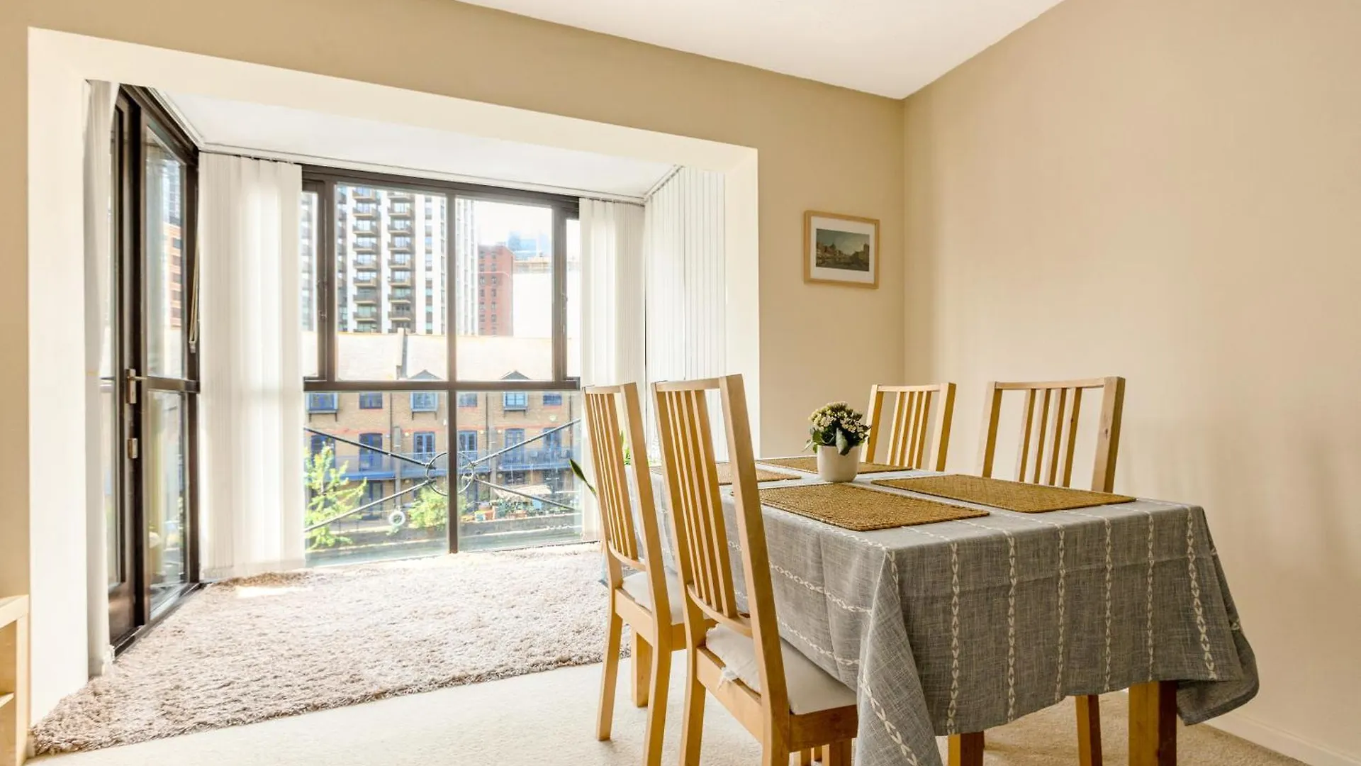 Cosy 1BR in Canary Wharf with Balcony 10min Tube London Apartment