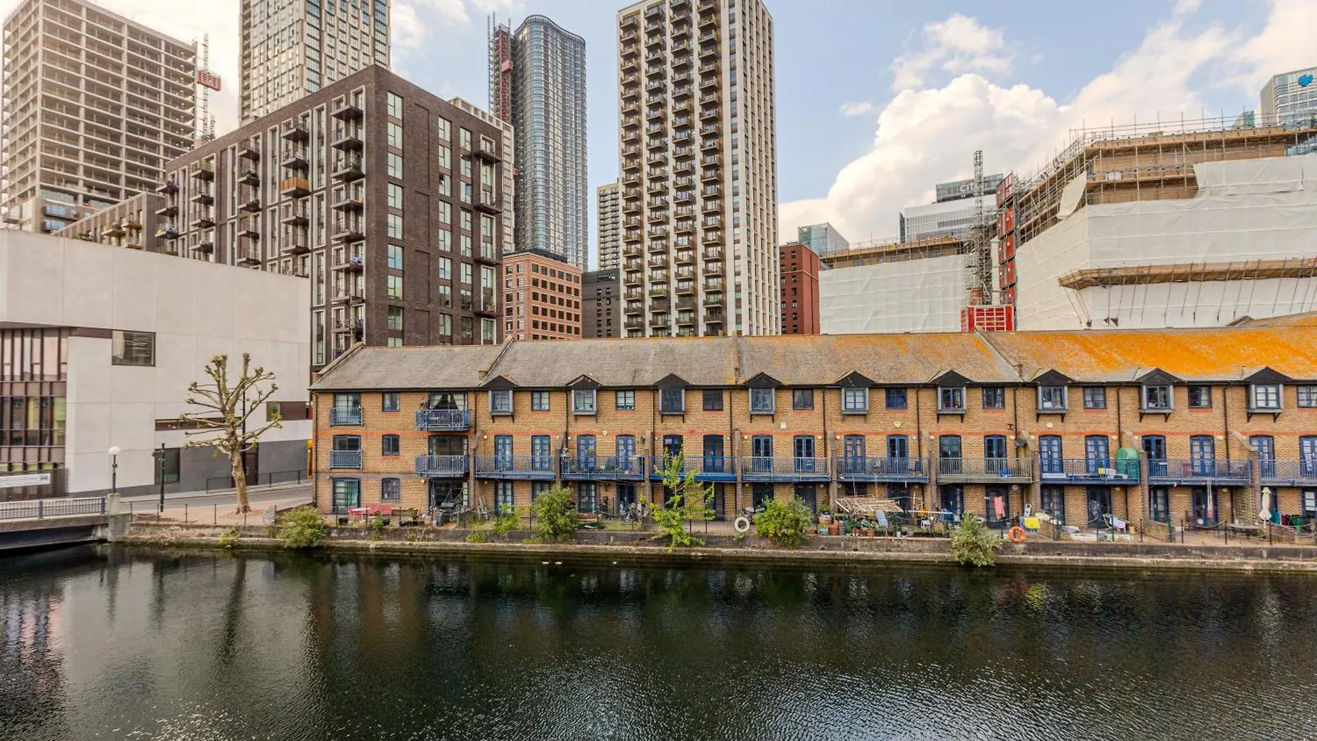 Cosy 1BR in Canary Wharf with Balcony 10min Tube London